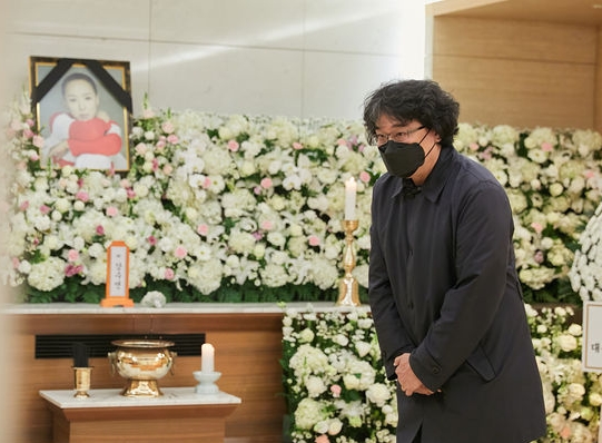 姜受延明早出殡全程直播 演艺圈大咖现身灵堂恸别