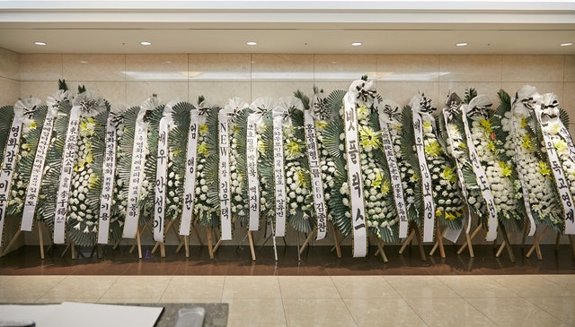 姜受延明早出殡全程直播 演艺圈大咖现身灵堂恸别