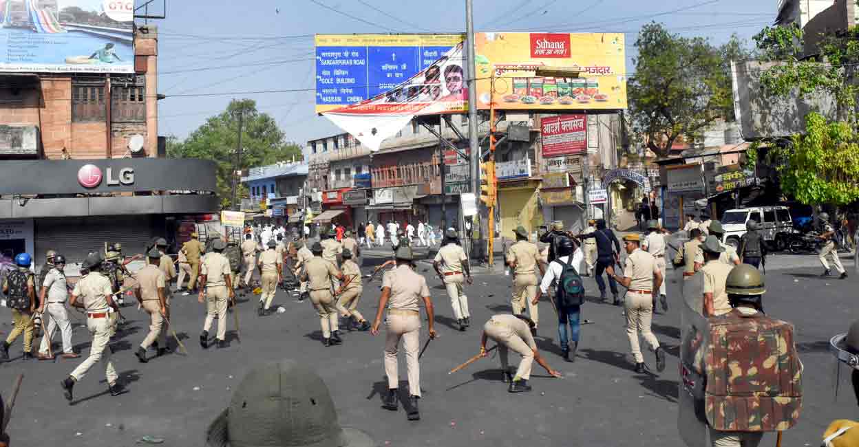 宗教旗帜引争执 印度城镇开斋节爆动乱