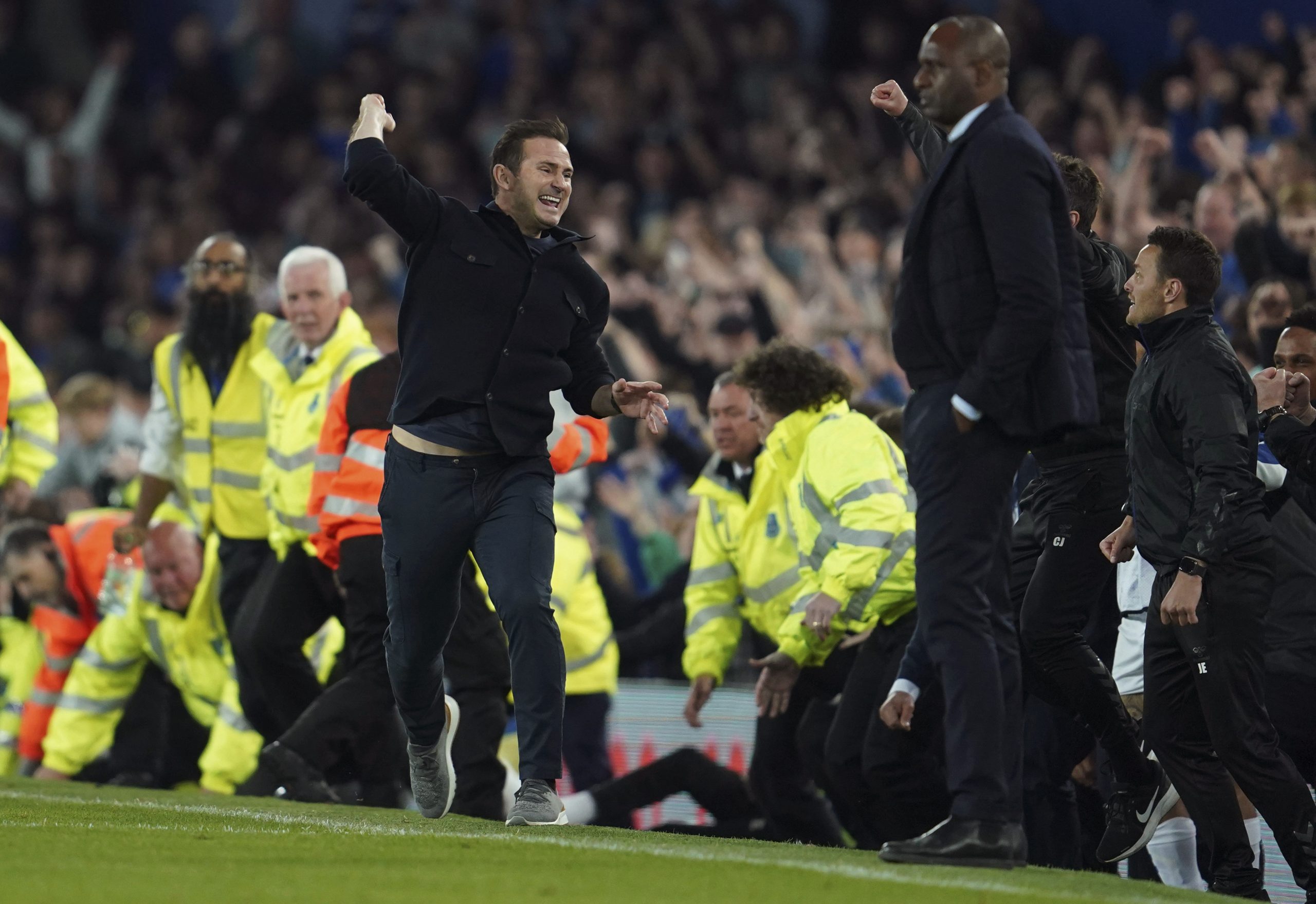 宛如捧英超冠军  埃弗顿成功保级全场沸腾