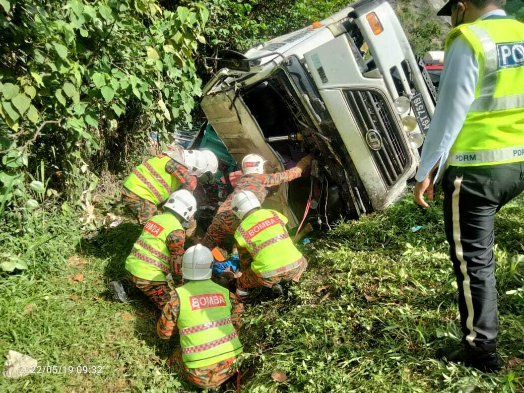宜力东西大道车祸 罗里疑失控翻覆司机亡