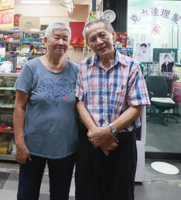 **已签发**柔：狮城二三事：阿叔书店内隔出理发店，剪发6新元20年不涨价