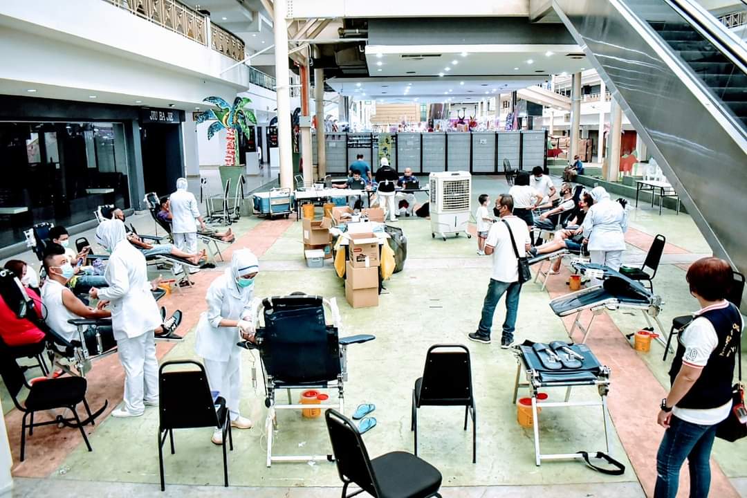 **已签发(请置头条)**柔:封面:【特稿】:急需“热血”助人!尤年轻捐血者仅占15%,血库中心冀各年龄层公众踊跃捐血