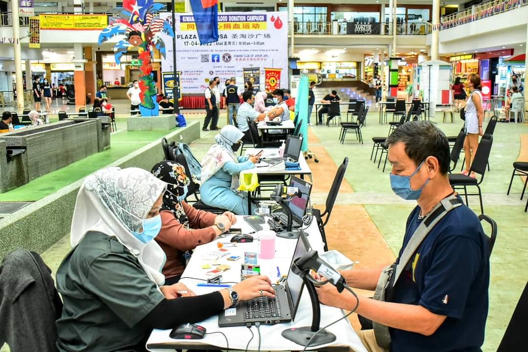 **已签发(请置头条)**柔:封面:【特稿】:急需“热血”助人!尤年轻捐血者仅占15%,血库中心冀各年龄层公众踊跃捐血