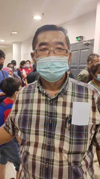 **已签发(请置头条)**柔:封面:文二:【特稿】:大批民众涌至新山UTC办护照,受访者:早上7点到已困人龙
