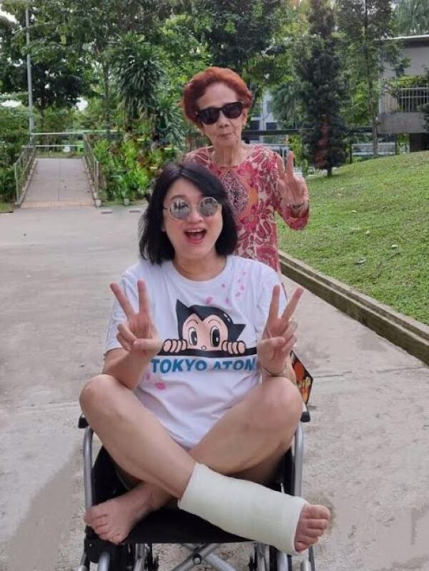 **已签发**：柔：狮城二三事：陈莉萍摔倒包石膏，借用母‘手推车’陪妈妈美发