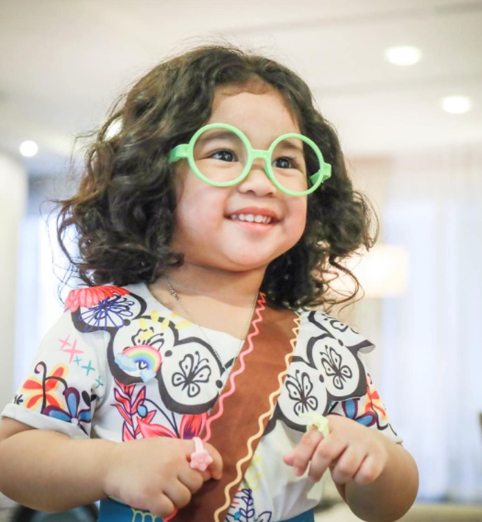 希山贴孙女“米拉贝”照 网赞“萌翻了”