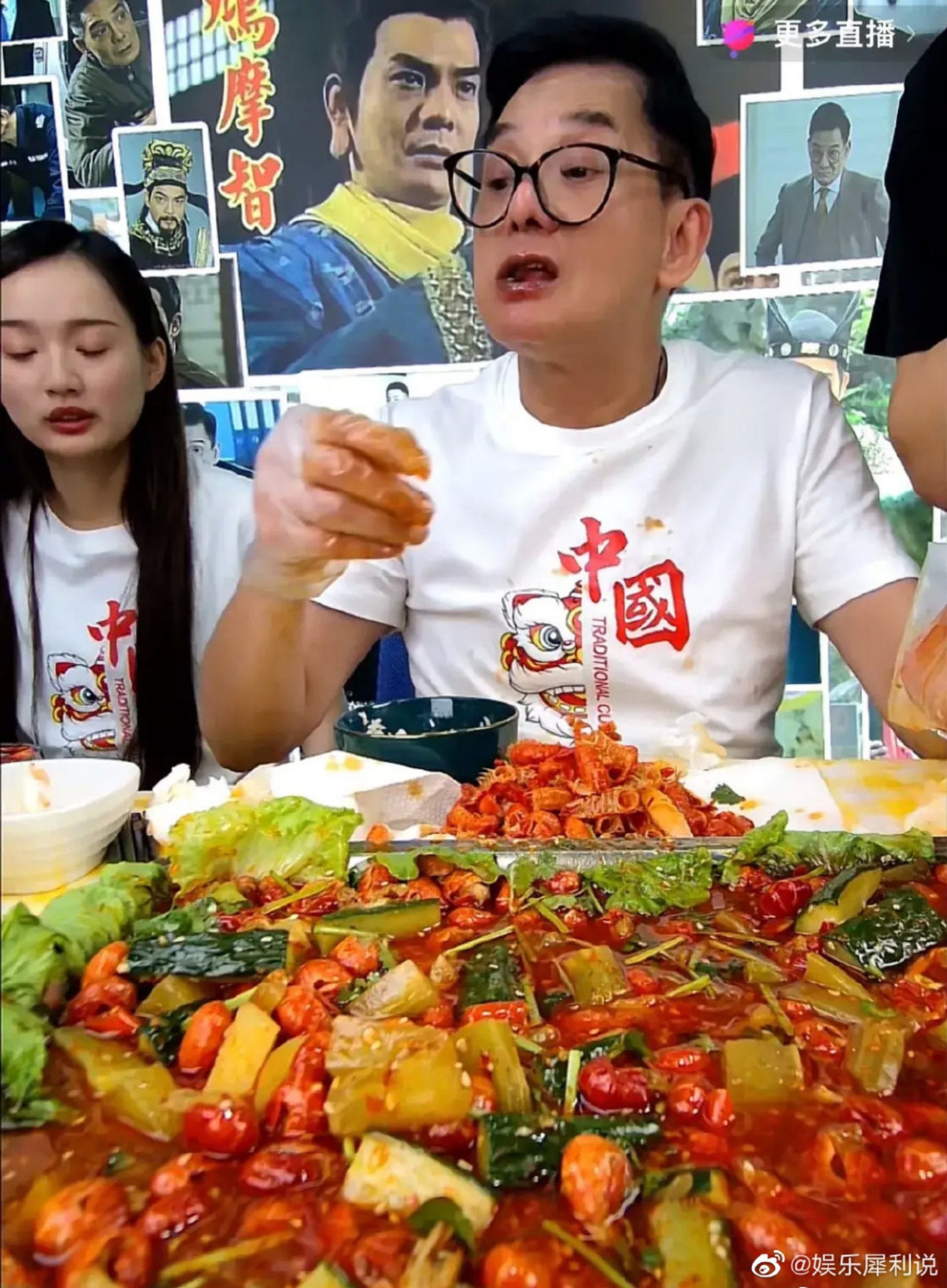 带货狂嗑小龙虾 李国麟辣到嘴唇发黑 