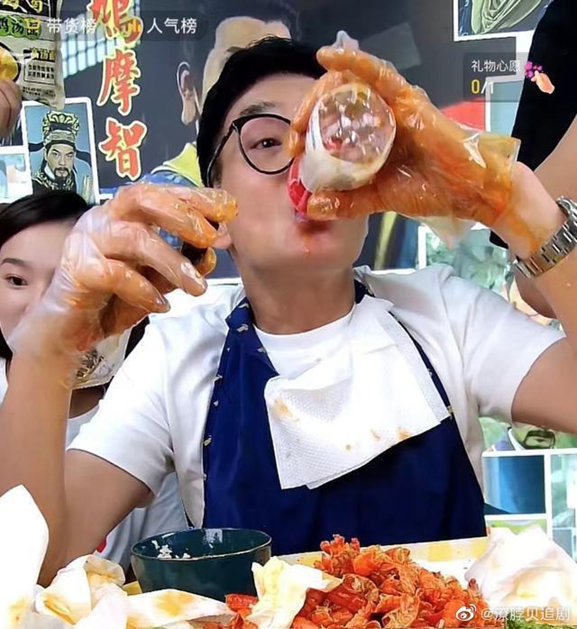 带货狂嗑小龙虾 李国麟辣到嘴唇发黑 