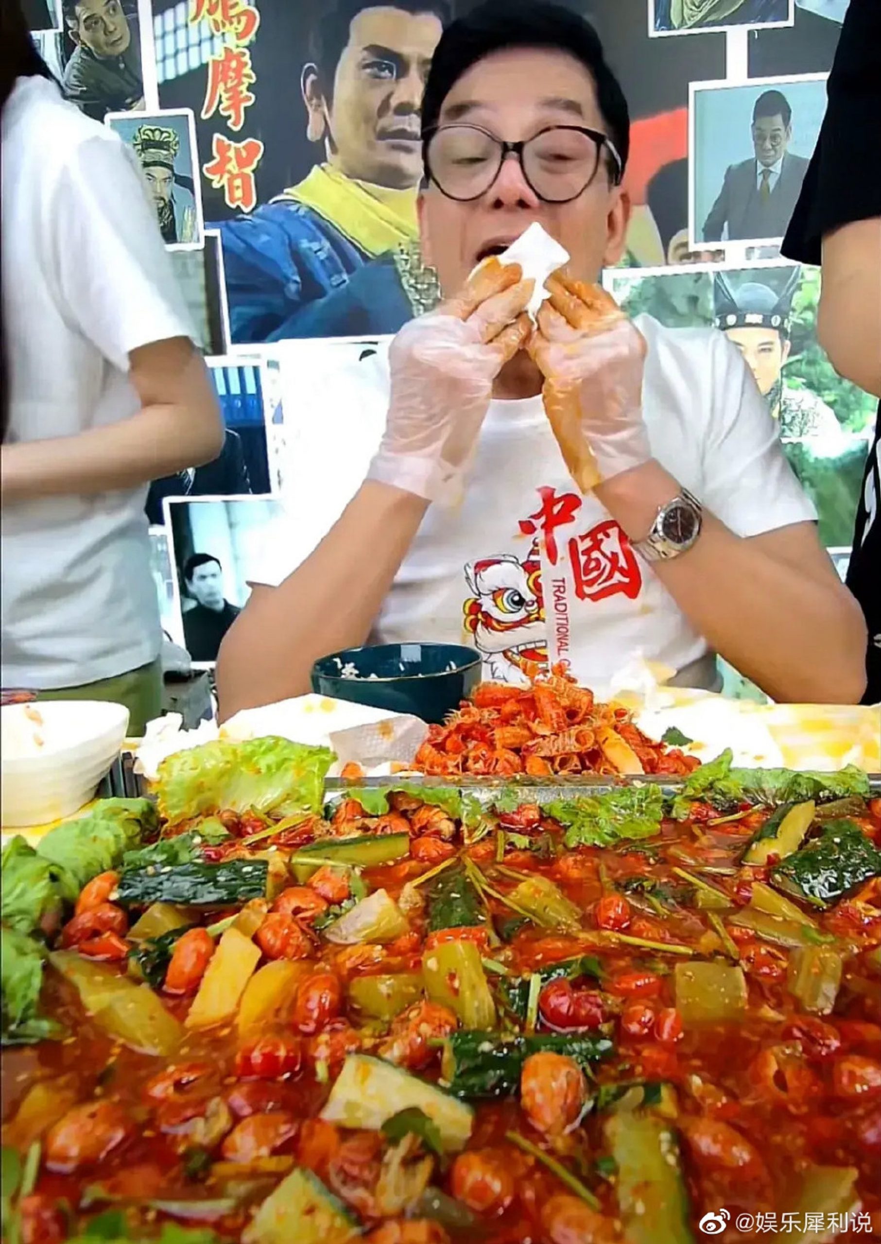 带货狂嗑小龙虾 李国麟辣到嘴唇发黑 