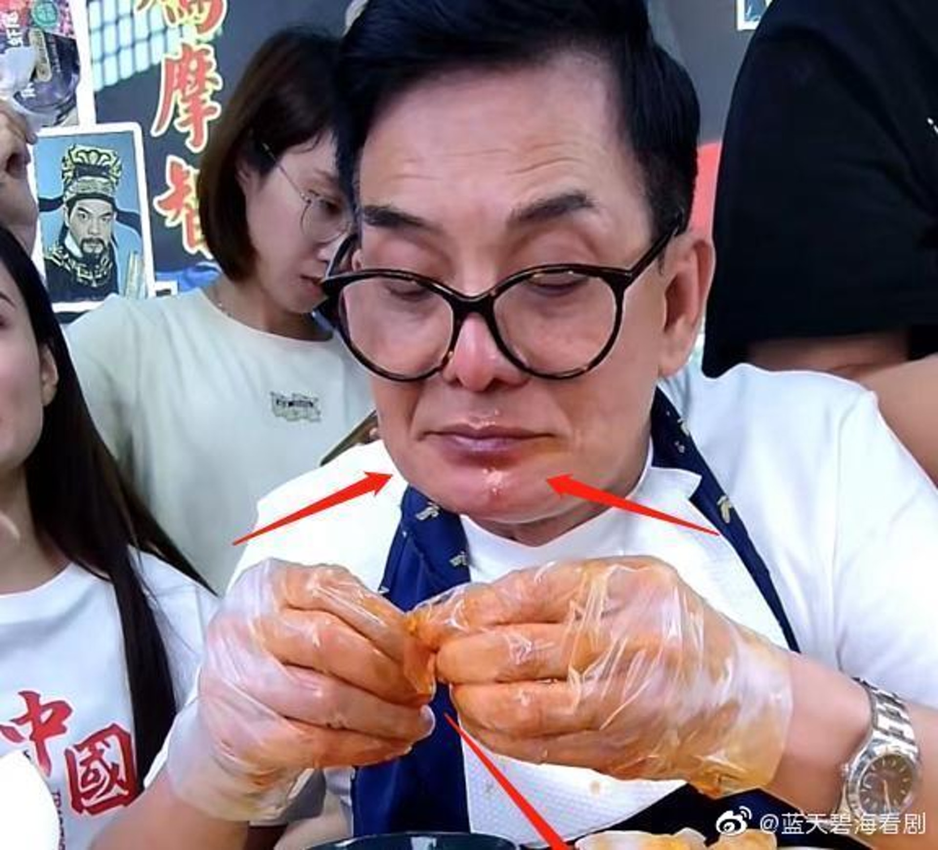 带货狂嗑小龙虾 李国麟辣到嘴唇发黑 