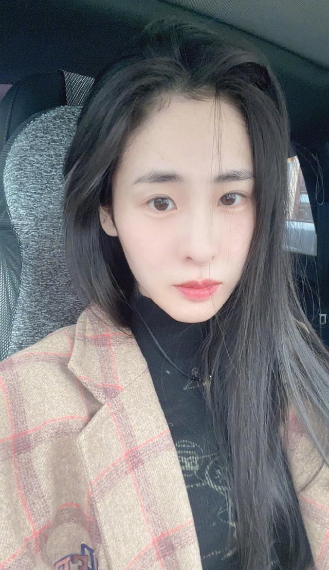 张碧晨《奔跑吧》被骂上热搜 发文道歉自嘲“确实蠢”
