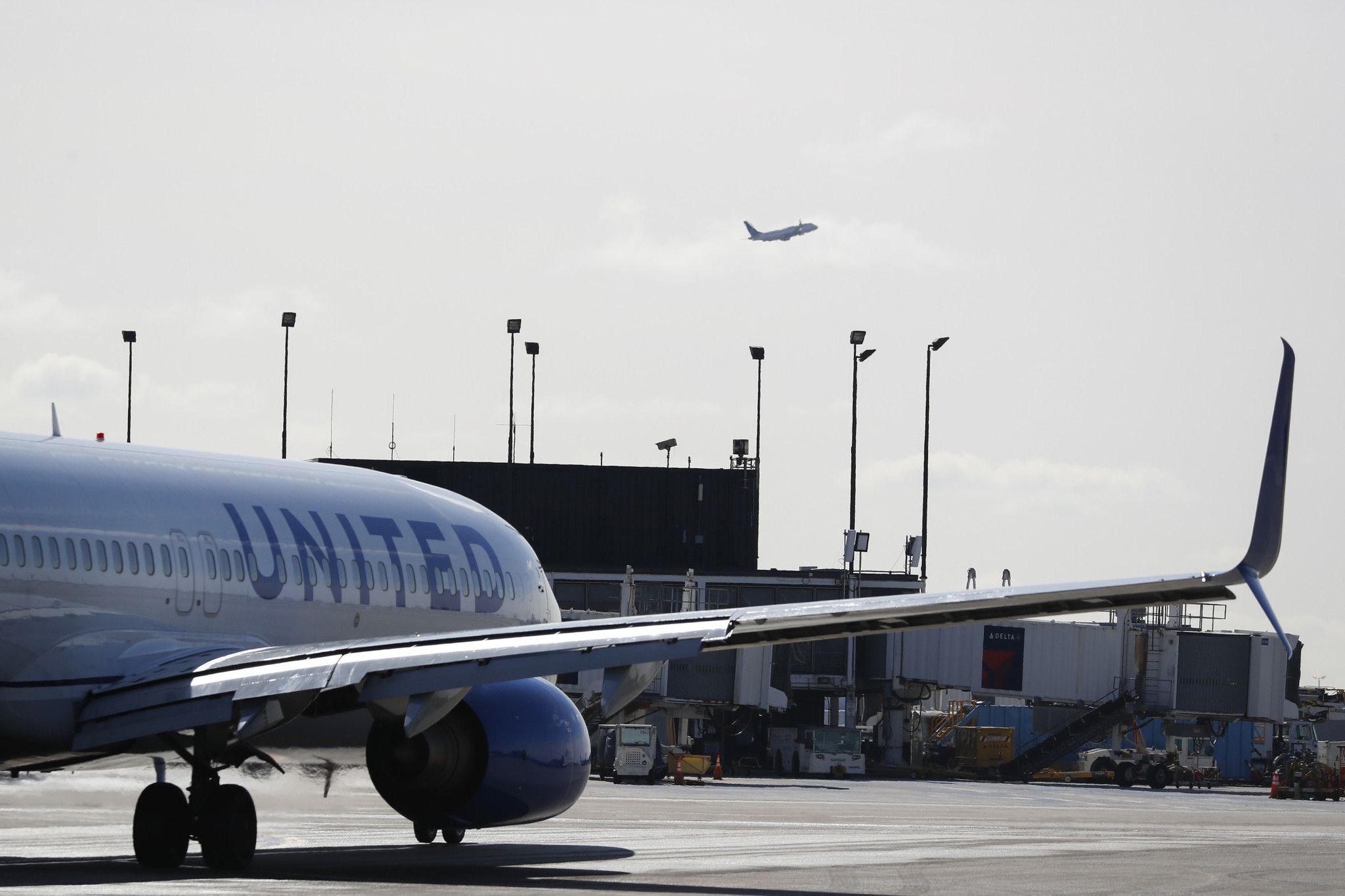 打开飞机紧急出口  男子行走机翼上被控