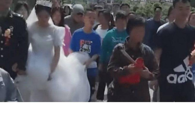 担心孙子婚礼遭恶意婚闹 老奶奶持棍带队全程护送