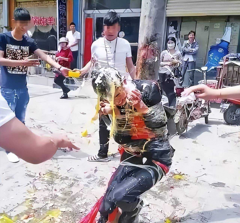 担心孙子婚礼遭恶意婚闹 老奶奶持棍带队全程护送