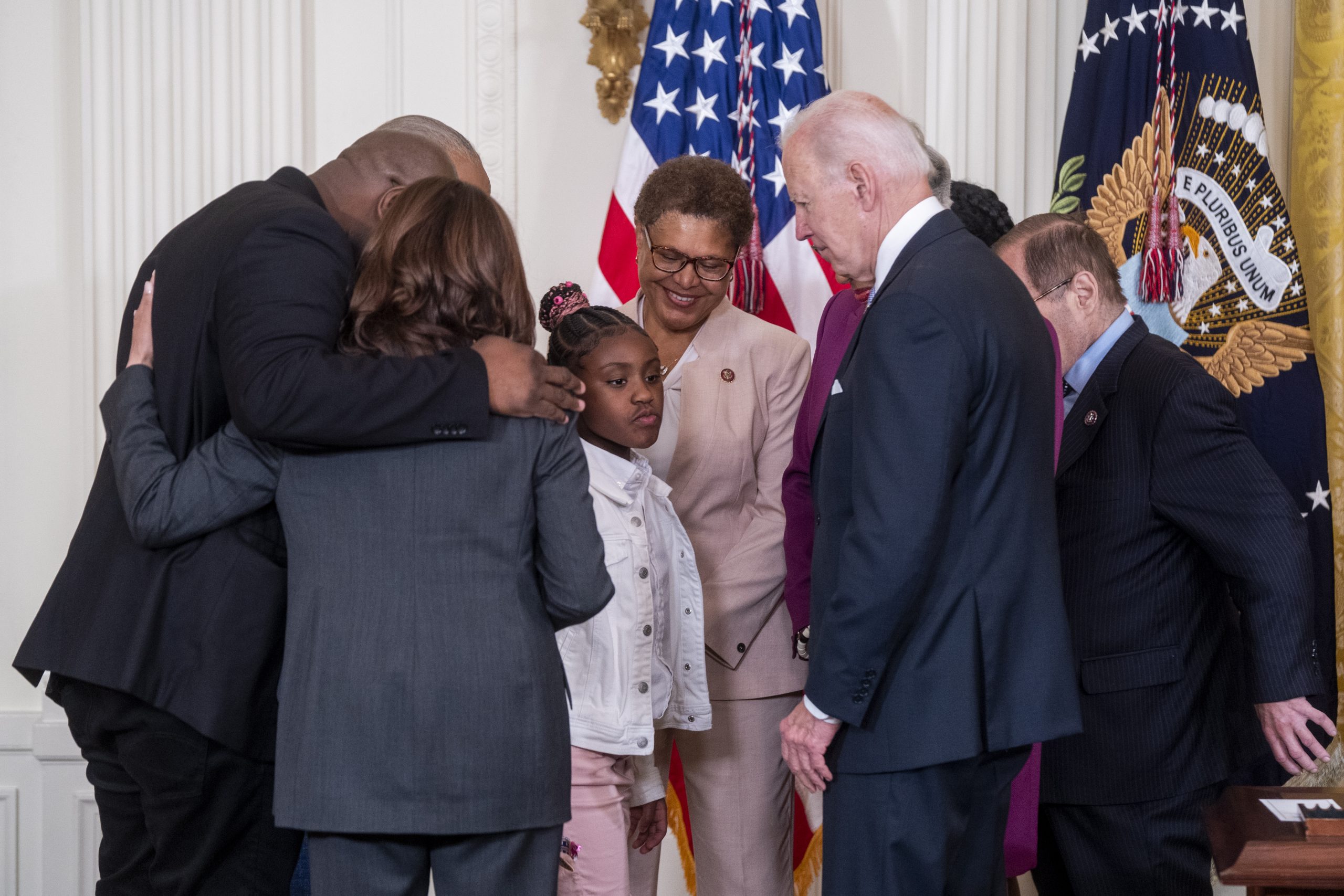 拜登在弗洛伊德事件2周年之际 签署警务改革行政令