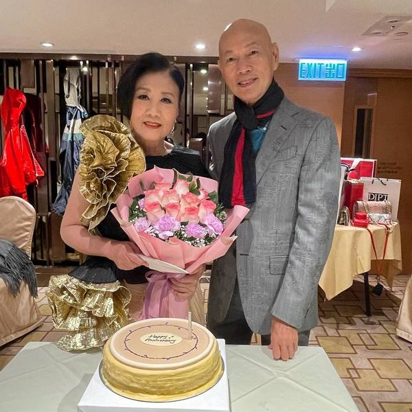  拜罗家英双亲与墓碑合照　汪明荃被指对先人不敬