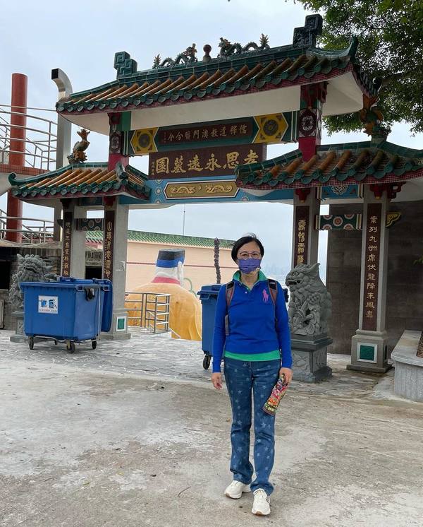  拜罗家英双亲与墓碑合照　汪明荃被指对先人不敬