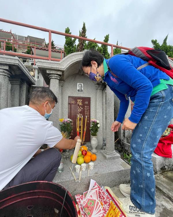  拜罗家英双亲与墓碑合照　汪明荃被指对先人不敬