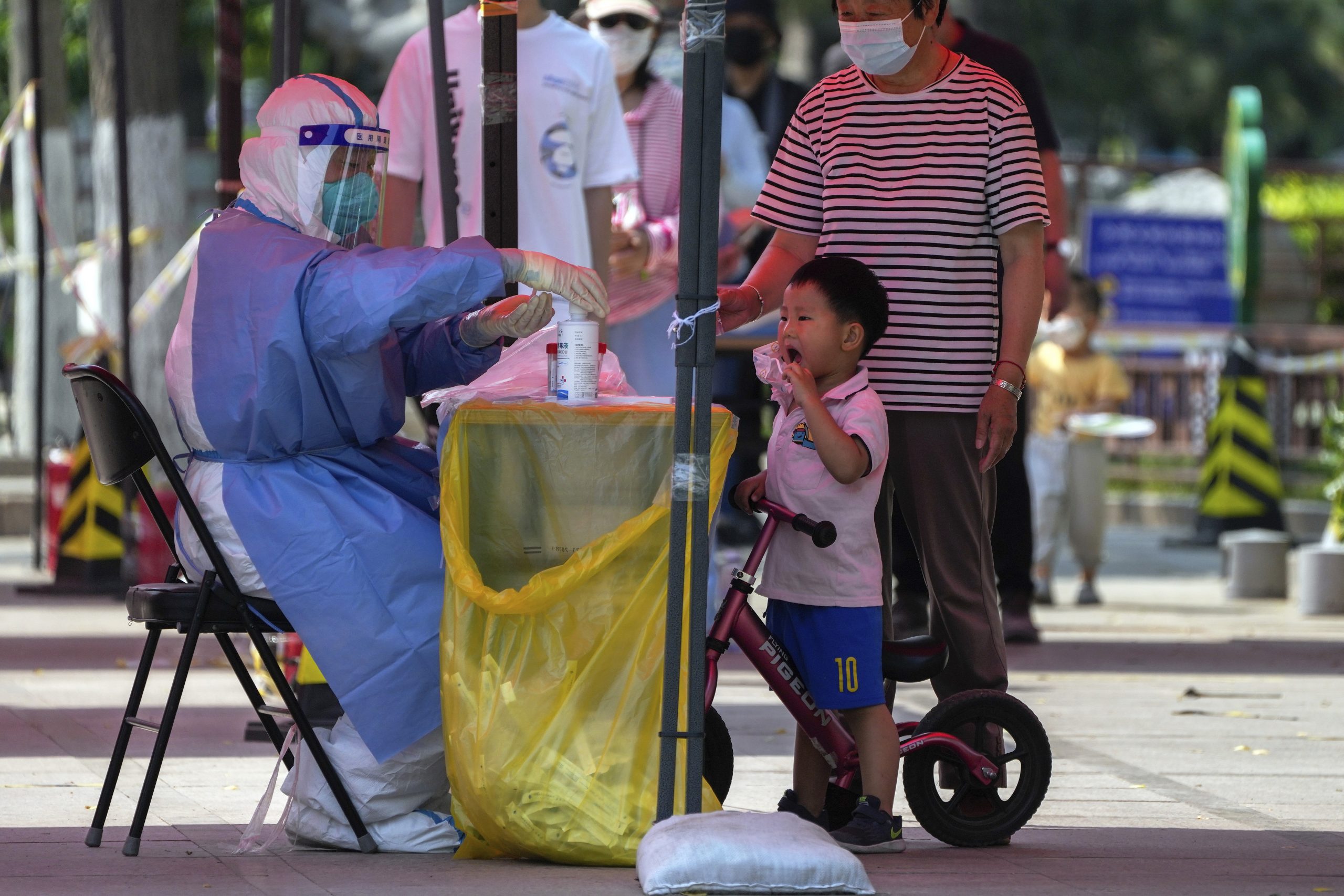 拼盘 做酸酸防冠冠 中国核酸检测变儿歌引发争议