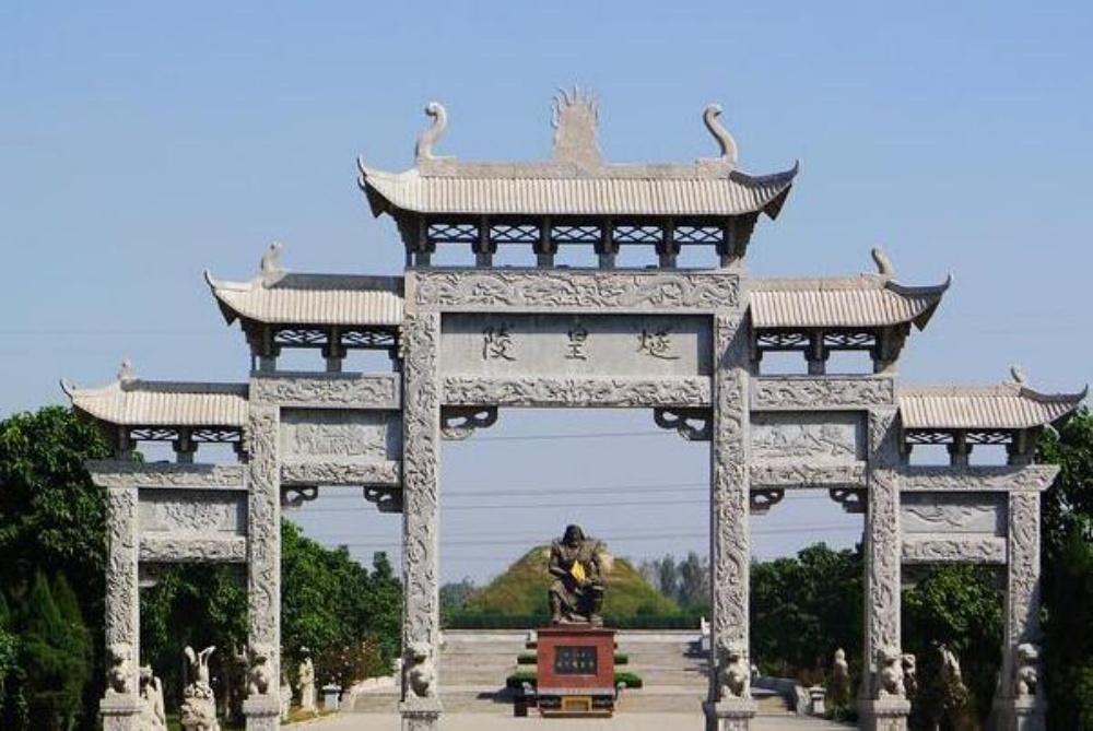 拼盘2图／燧皇陵办咸蛋超人展览　网民斥破坏文化符号