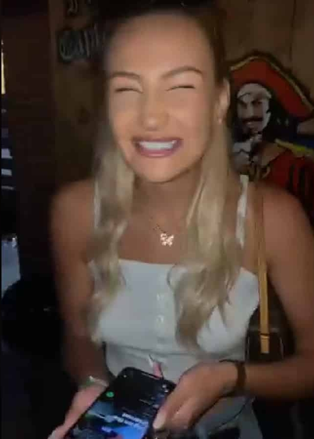 拼盘2图/美女“口液吸吐”解锁手机 影片曝光450万人看呆