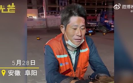 拼盘/35岁男赞助7童上学!每天做2份工作 妻苦笑:对别人孩子比较好