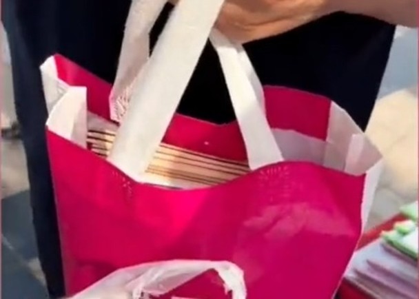 拼盘／帮24岁儿征婚！老爸一袋子塞20本房产证书」婚友社：展现诚意