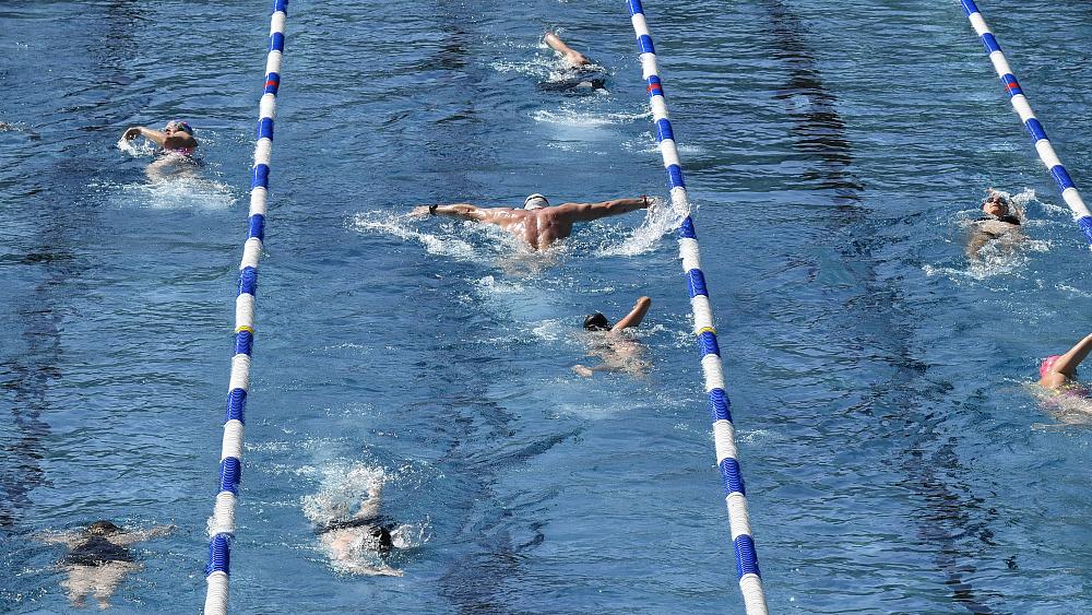 拼盘/德国哥廷根容许全民赤裸上身游泳 贯彻性别平等