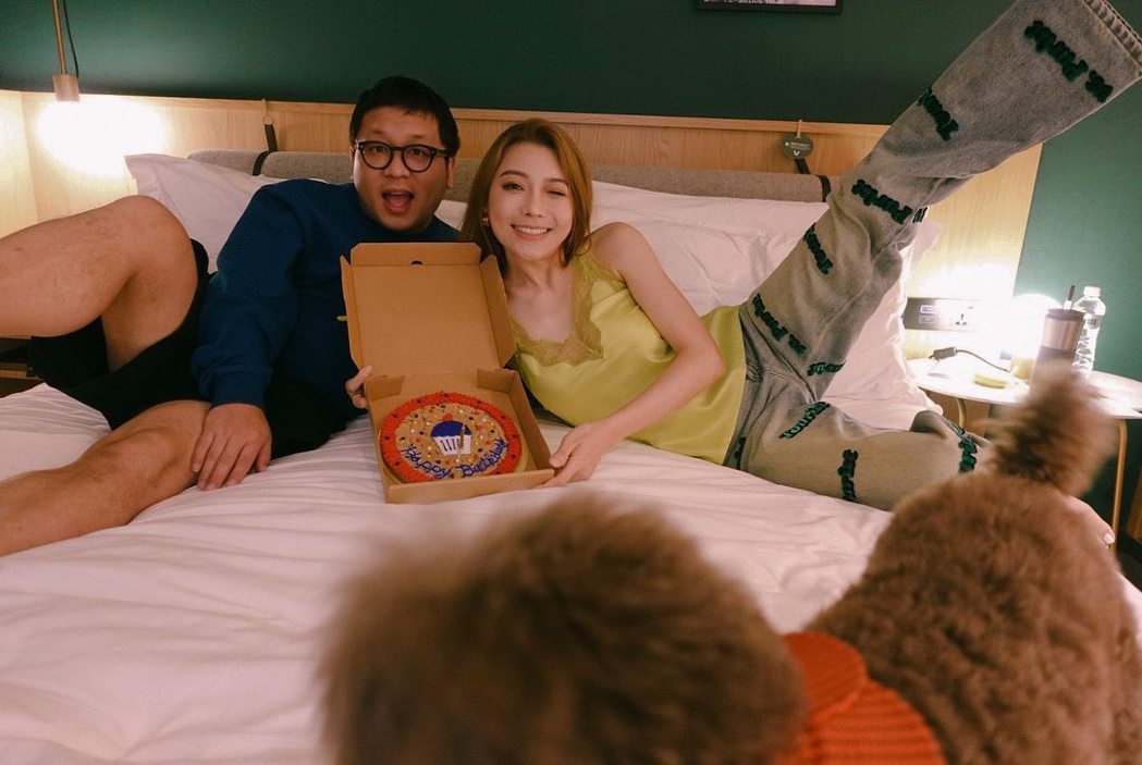 搂小6岁白云认爱? 杨绣惠放闪“我们在一起了” 	