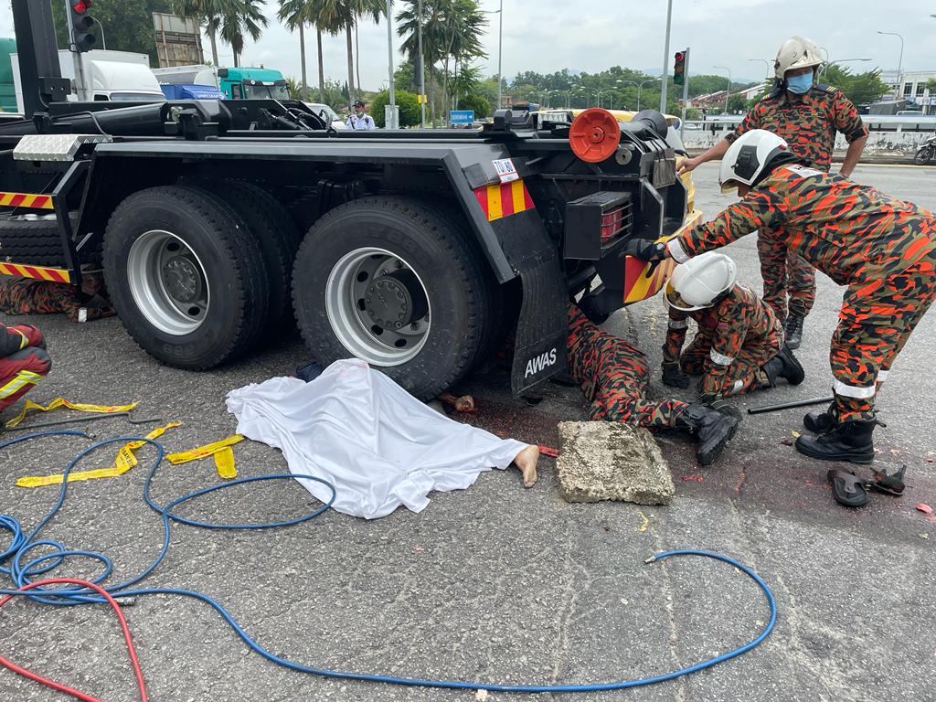 摩托失控摔地 老翁被罗里辗死