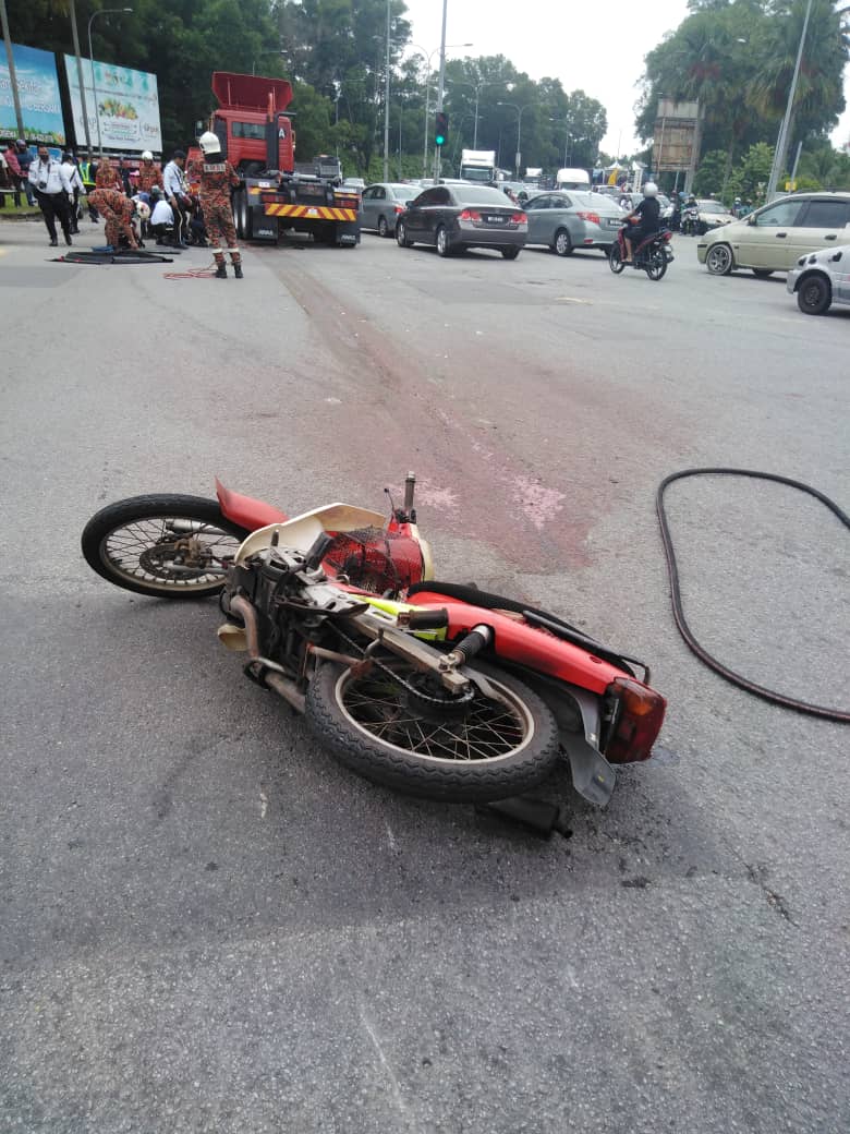 摩托失控摔地 老翁被罗里辗死