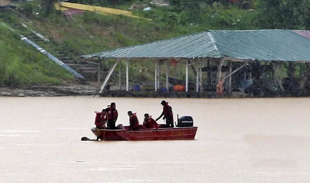 救援队进行搜寻 坠河男仍未寻获