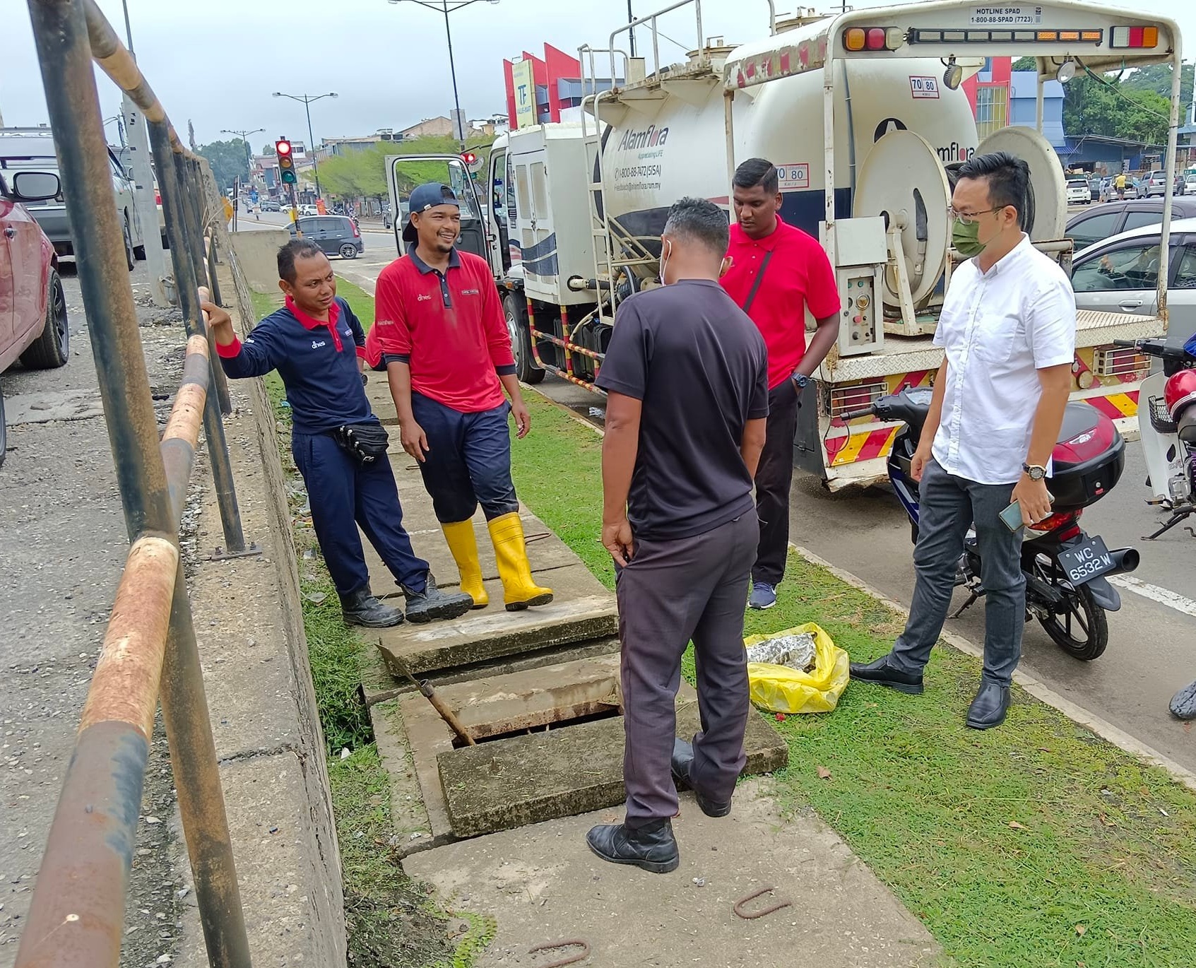 文德甲大街商店前逢雨必灾 原来是沟塌影响排水