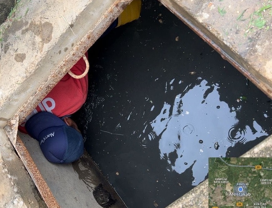 文德甲大街商店前逢雨必灾 原来是沟塌影响排水