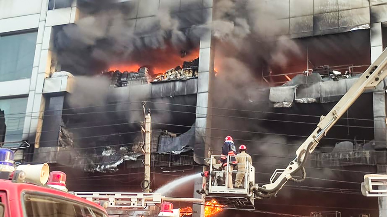 新德里商业大楼大火 至少27死40伤