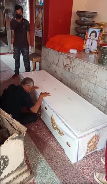 无法接受爱妻去世 深情丈夫伴尸21年