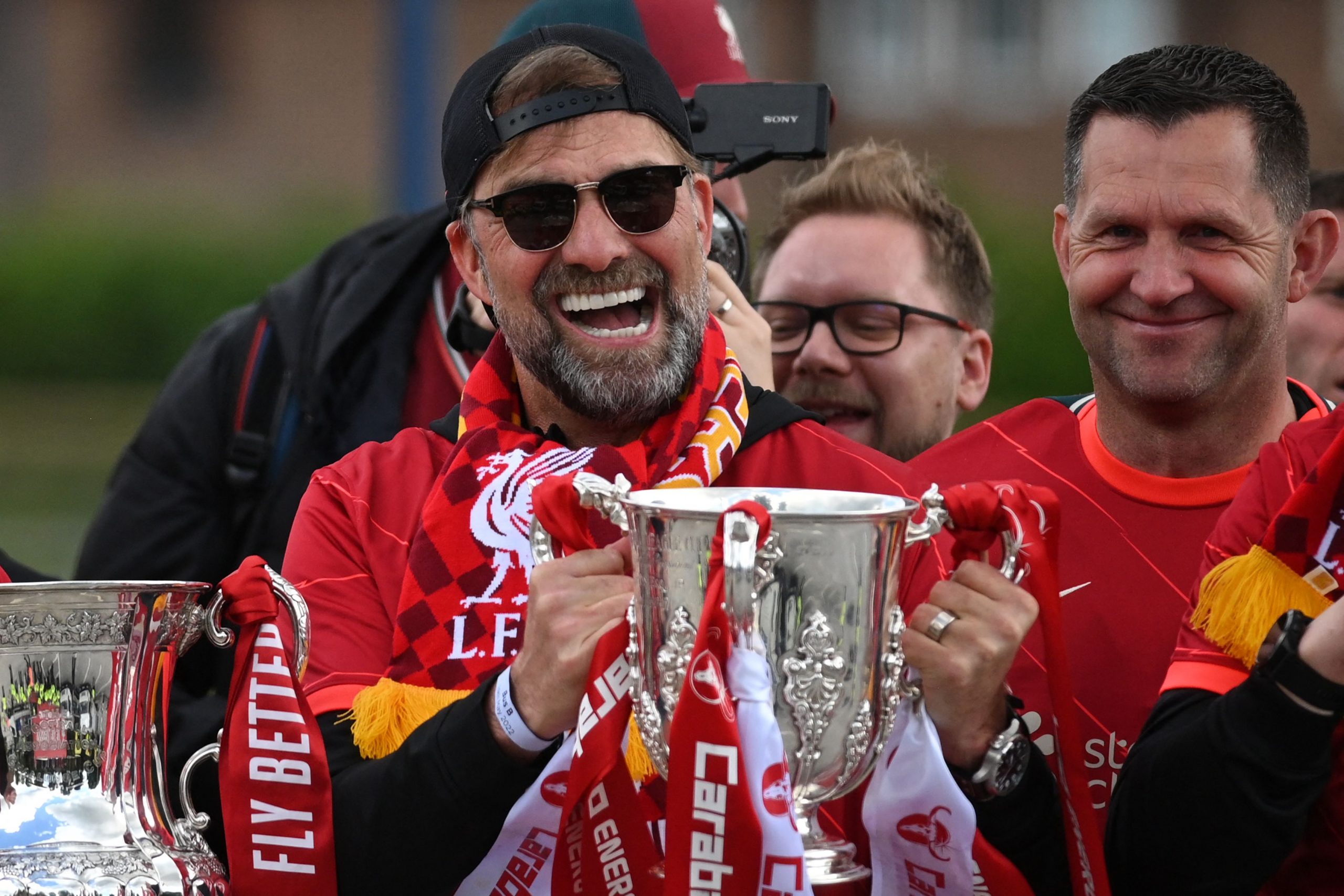 无缘4冠王无碍欢庆  红军享受巡游红海