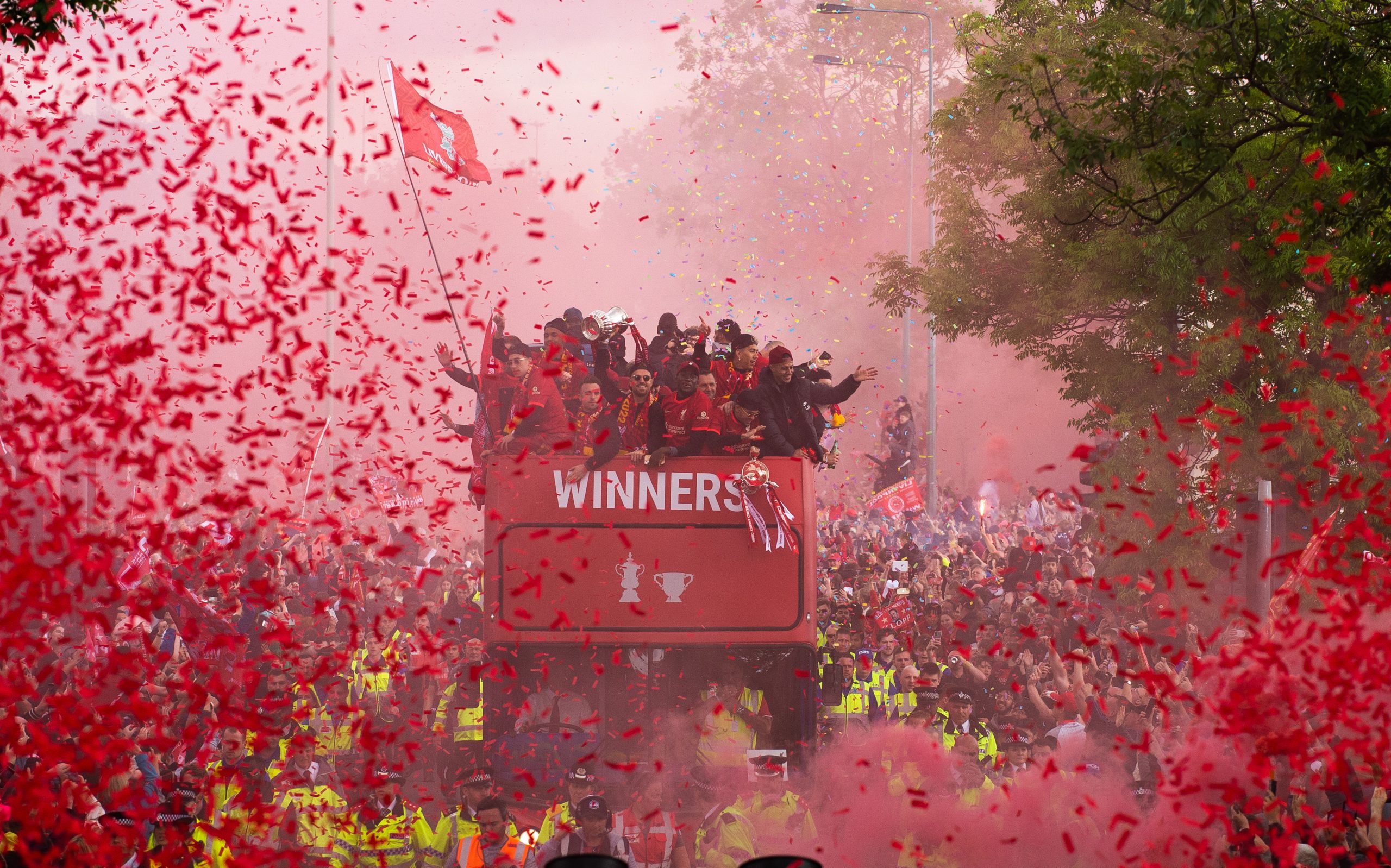 无缘4冠王无碍欢庆  红军享受巡游红海