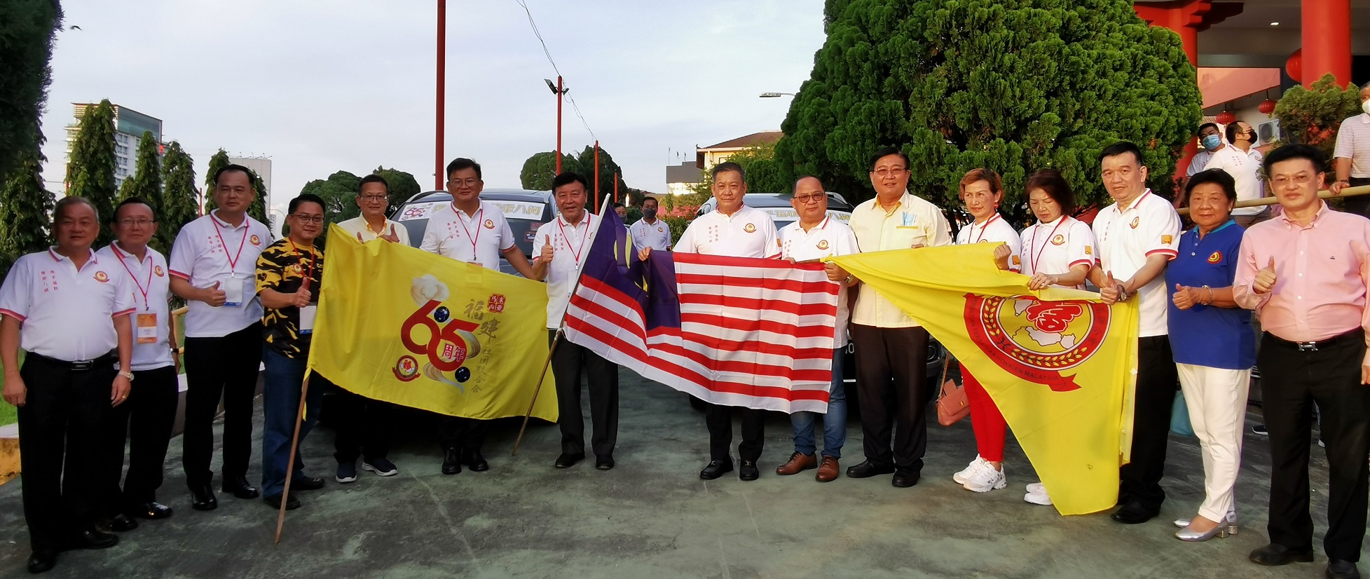 早报可做版头//大都会:“福联会四轮驱动车队全马联谊之旅”巴生筹获10万令吉拉曼医学院基金