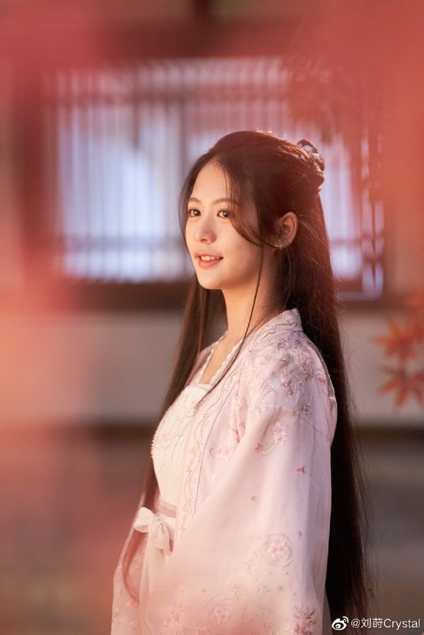 星二代︳翁虹女儿拍古装写真 网赞有灵气适合演公主