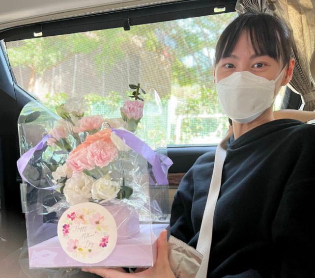 晒3儿自制母亲节礼物   33岁梁洛施少女味十足