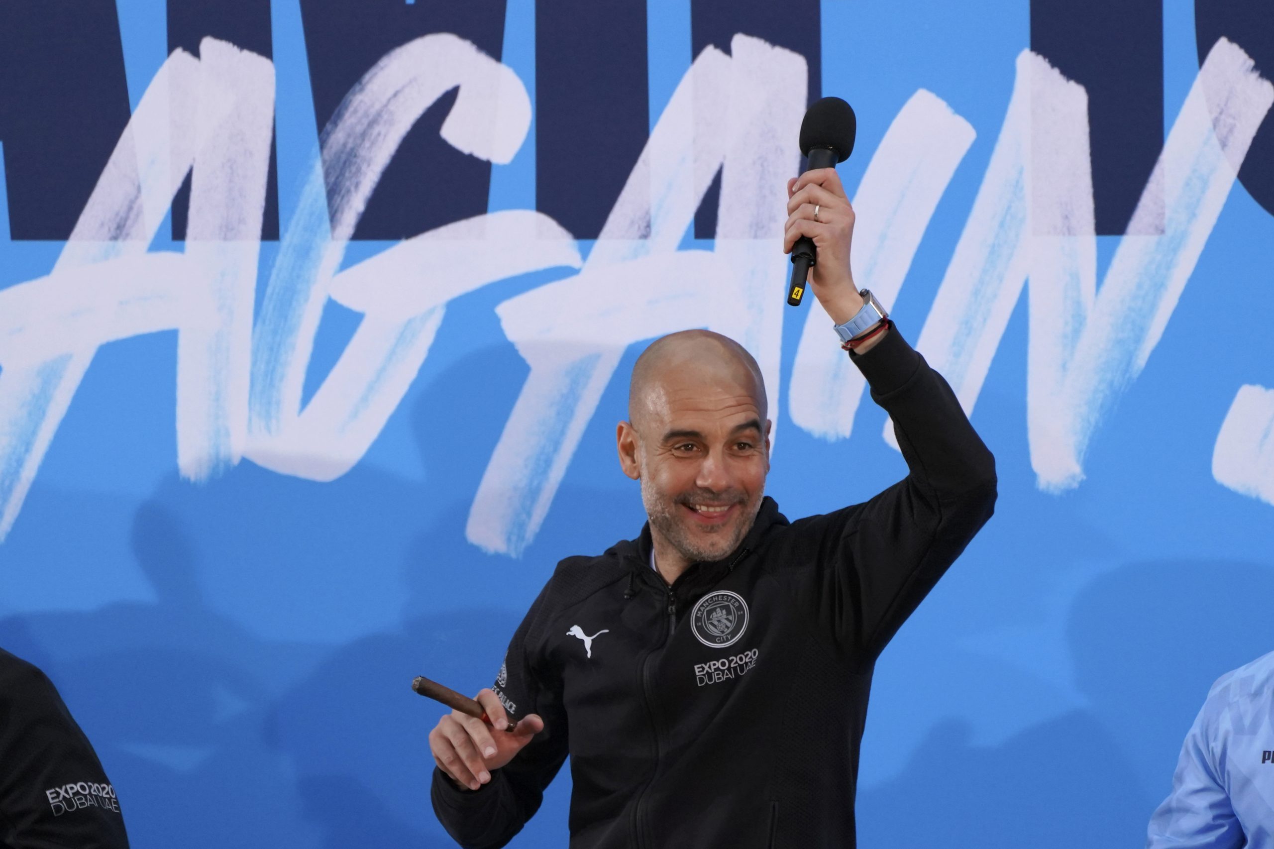  曼市将帅享受成果  冠军游行一片“蓝海” 