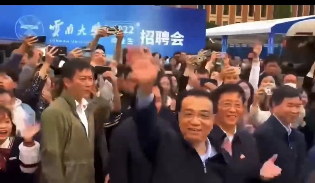 李克强赴云南大学没戴口罩引热议