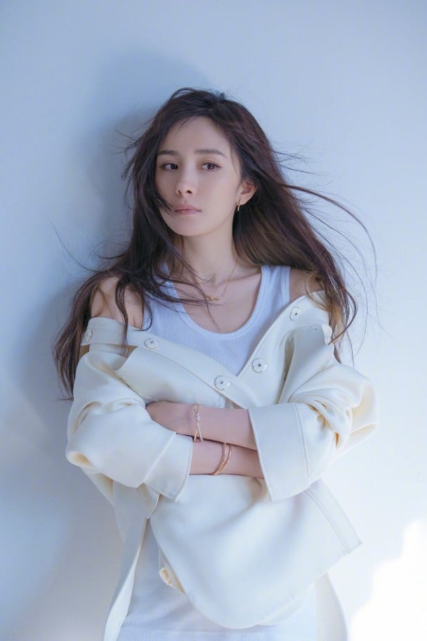 杨幂身价逾32亿 谈恋爱超霸气:看上我的钱更开心!