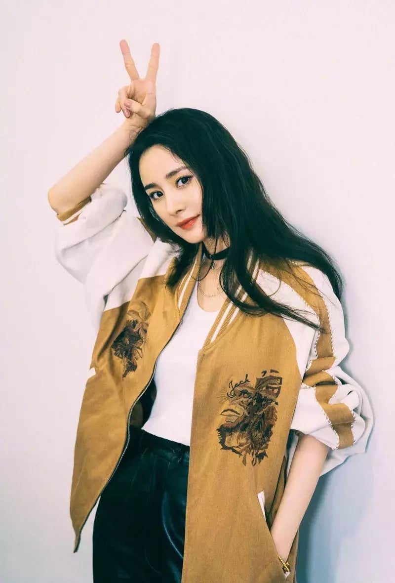 杨幂身价逾32亿 谈恋爱超霸气:看上我的钱更开心!