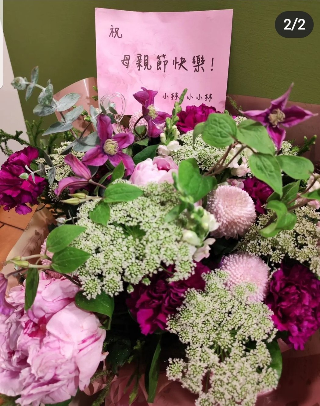 林依晨首曝女儿正脸照 小乳牙+嘴边肉萌翻天