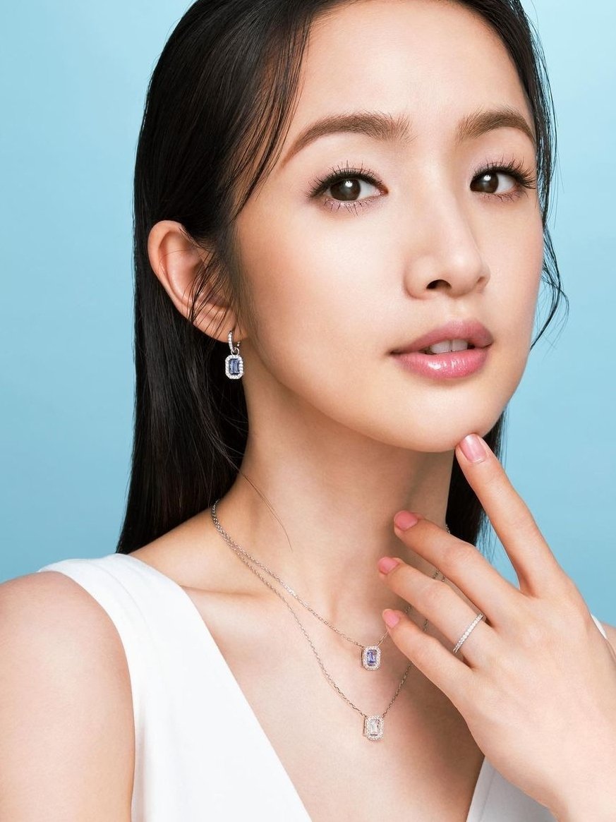 林依晨首曝女儿正脸照 小乳牙+嘴边肉萌翻天