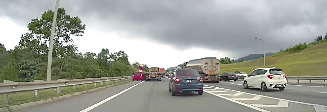 柔：为避车龙滥用紧急车道  罗里司机阻挡违规车 获赞 