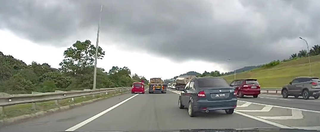 柔:为避车龙滥用紧急车道 罗里司机阻挡违规车 获赞